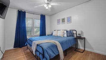 3 chambres, bureau, fer et planche Ă repasser, lit parapluie