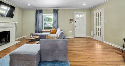 Hot Tub! Three Bedroom Duplex Near Downtown