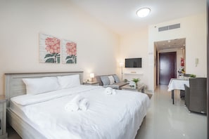 Studio classique, balcon, vue sur la ville | Bureau, fer et planche à repasser, accès au Wi-Fi (inclus)