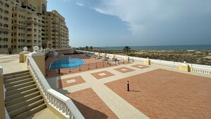 Un hôtel doté d’une piscine, d’un espace extérieur aménagé et offrant une vue sur la plage.