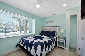 3 عدّة غرف نوم وخدمة الإنترنت وملاءات أسرّة