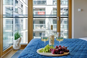 3 bedrooms, soundproofing, free WiFi - Lumina 4-room apart in Mennica Residence (Warsaw)