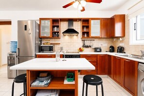 Wasserkocher mit Kaffee-/Teezubehör, Kühlschrank, Mikrowelle, Ofen