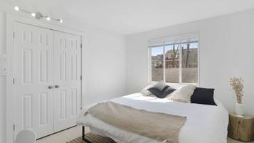Signature Condo, 3 Bedrooms | 3 bedrooms, individually decorated, individually furnished, desk