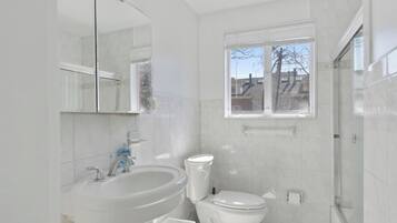 Signature Condo, 3 Bedrooms | Bathroom | Free toiletries, hair dryer, towels, soap