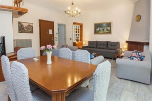 Apartment | Essbereich im Zimmer