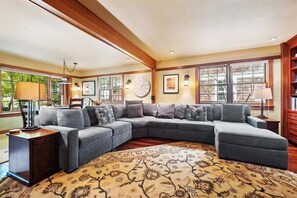 Televisie en een open haard