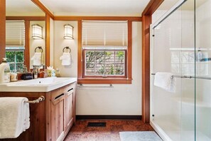 Regadera, secadora de cabello, toallas 