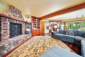 Televisie en een open haard