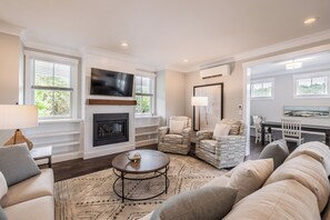 Smart TV, fireplace