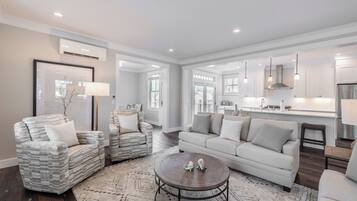 Een smart-tv en een open haard