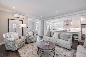 Smart TV, fireplace - *New* Seabrook's The Laurelhurst: Dog Friendly! (Pacific Beach)