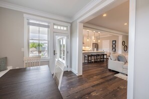 Interior - *New* Seabrook's The Laurelhurst: Dog Friendly! (Pacific Beach)