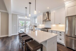 Fridge, microwave, stovetop, dishwasher - *New* Seabrook's The Laurelhurst: Dog Friendly! (Pacific Beach)