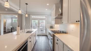 Fridge, microwave, stovetop, dishwasher