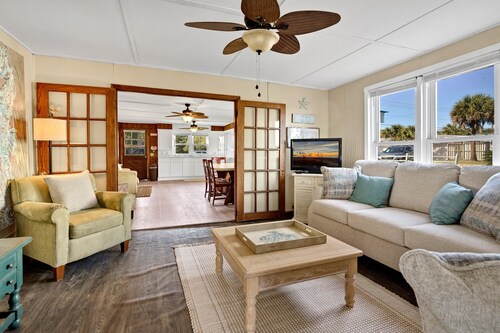 OCEANFRONT, Four Bedroom 2 Bath Beach house ~ The Ravissant!