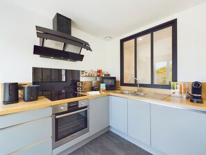 Réfrigérateur, micro-ondes, four, lave-vaisselle