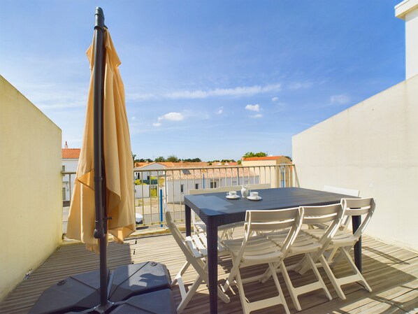 تناول الطعام بالخارج