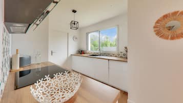 Een koelkast, een microgolfoven, een oven, een vaatwasser