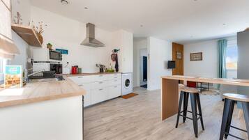 Een koelkast, een microgolfoven, een oven