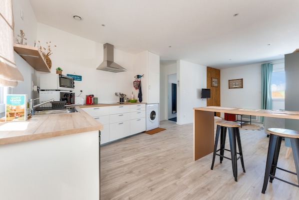 Fridge, microwave, oven, coffee/tea maker