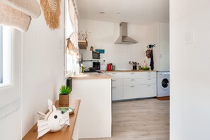 Køleskab, mikrobølgeovn, ovn, kaffe-/temaskine