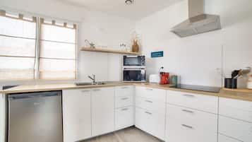 Een koelkast, een microgolfoven, een oven