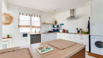 Een koelkast, een microgolfoven, een oven