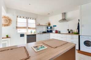 Fridge, microwave, oven, coffee/tea maker