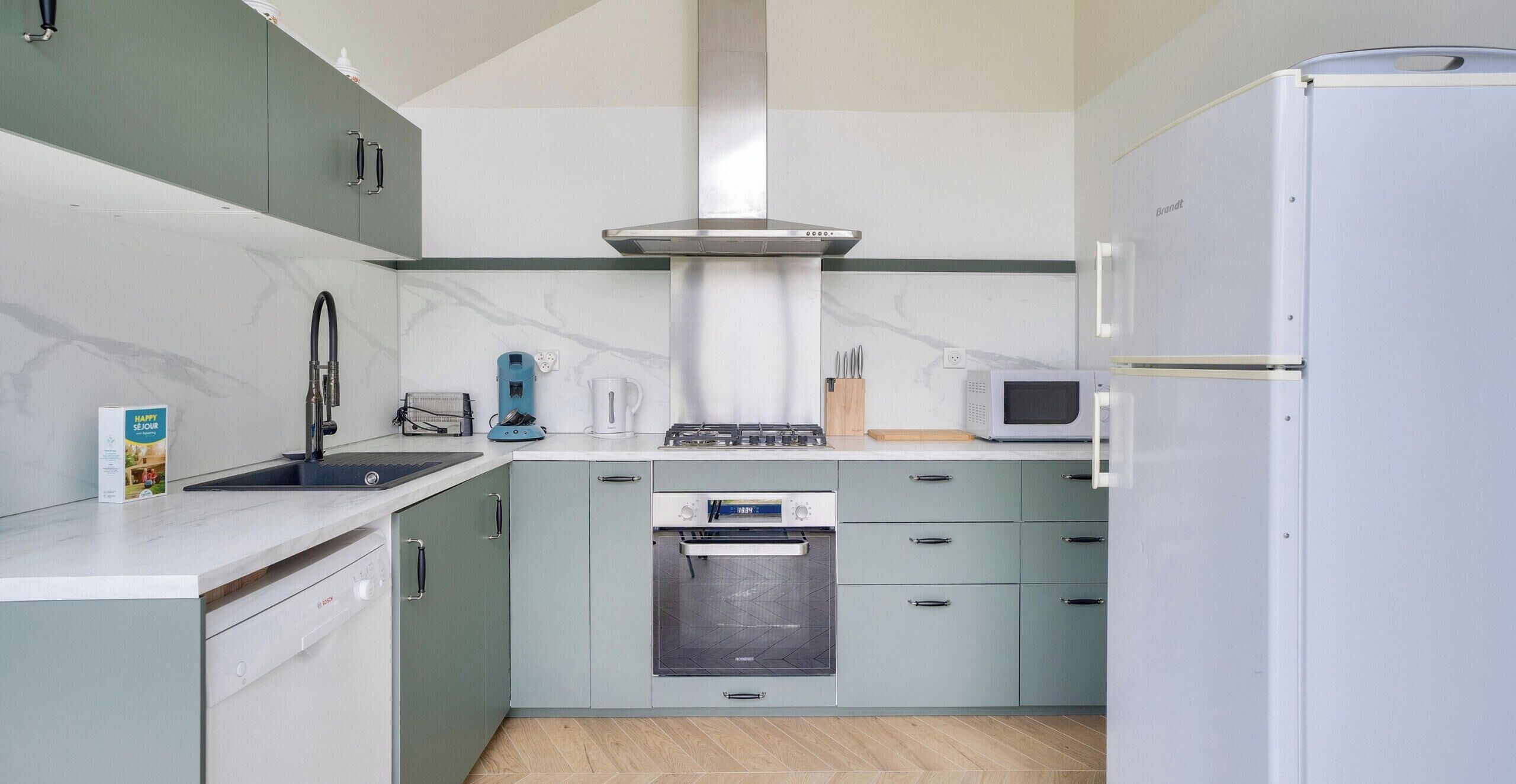 Réfrigérateur, four à micro-ondes, un four, lave-vaisselle