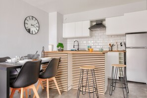 Fridge, microwave, oven, coffee/tea maker