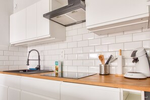 Fridge, microwave, oven, coffee/tea maker