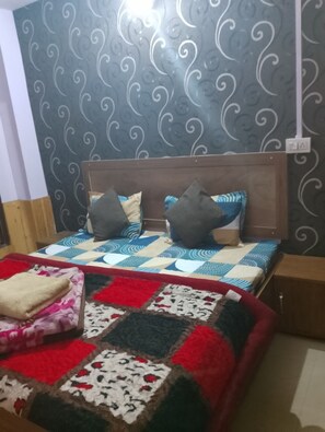 Dobbeltrom – deluxe, byutsikt | Wi-fi (inkludert) og sengetøy