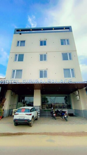 Front of property - Hotel Giriraj Palace (Jaipur)