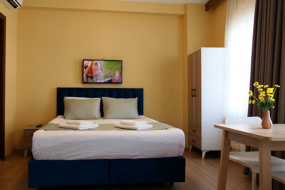 Premium bedding, in-room safe, desk, laptop workspace