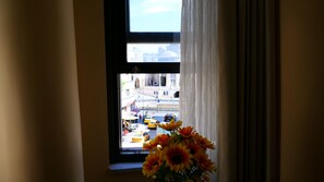 ห้องสแตนดาร์ดสตูดิโอสวีท | เครื่องนอนระดับพรีเมียม, ตู้นิรภัยในห้องพัก, โต๊ะทำงาน