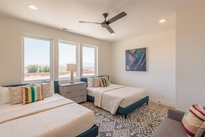 3 habitaciones, tabla de planchar con plancha y cuna de viaje 