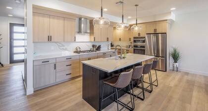 Stylish Poolside 3BR w/ Game Room & Pool Table