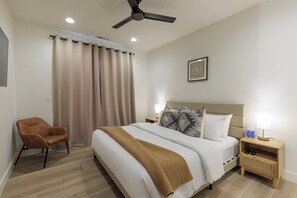 3 habitaciones, tabla de planchar con plancha y cuna de viaje 