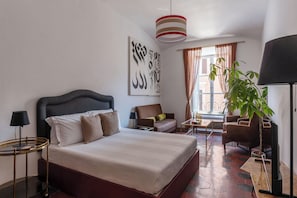 2 slaapkamers, een bureau, een strijkplank/strijkijzer, reisbedje