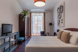 2 chambres, bureau, fer et planche à repasser, lit parapluie