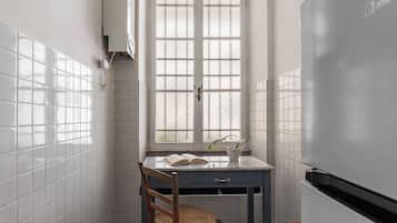Frigorifero, microonde, forno, piano cottura