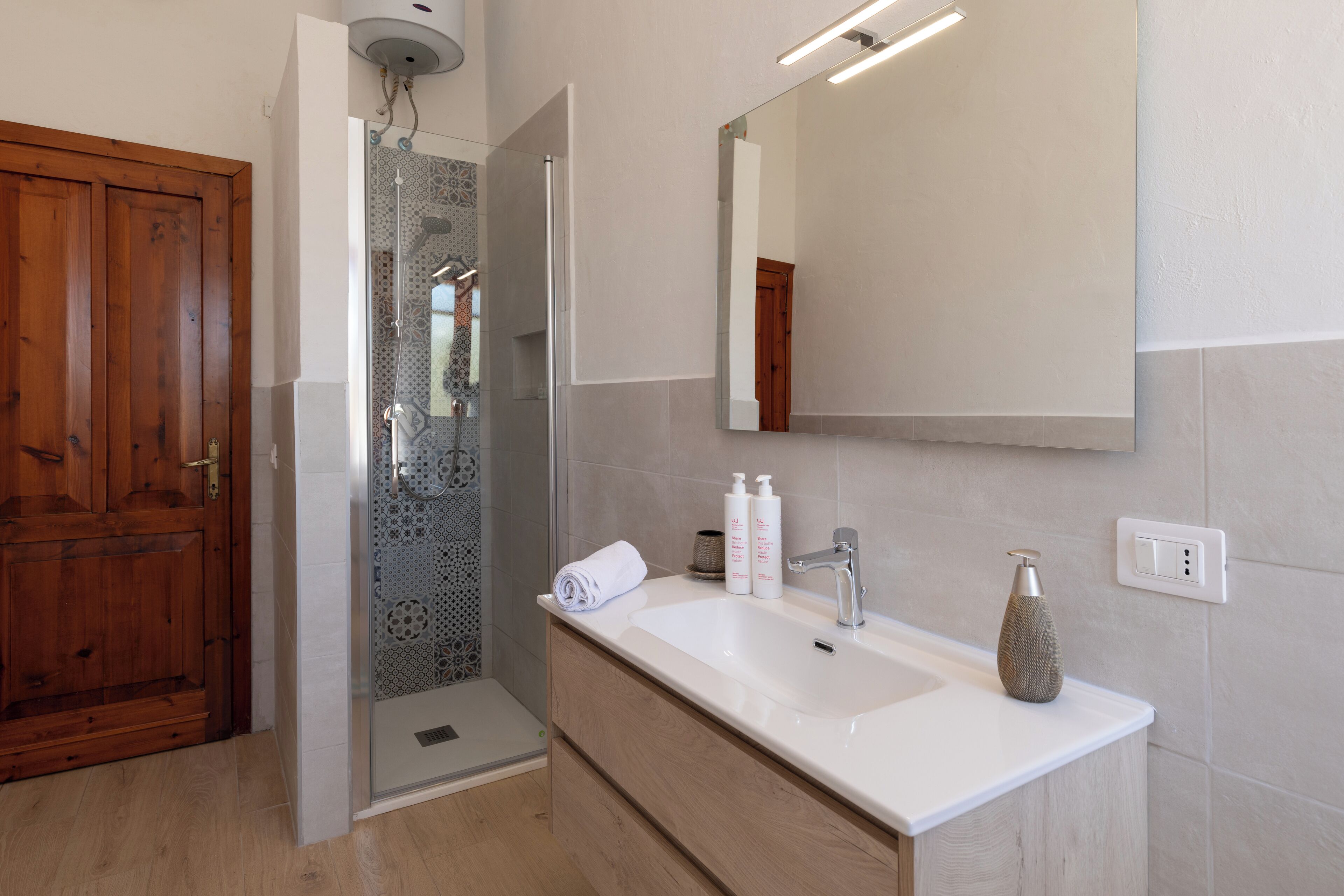 Apartment | Bathroom | Shower, hair dryer, bidet, towels