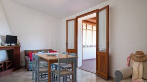 Apartemen | Dapur pribadi | Mesin pembuat kopi/teh, lemari es, oven, dan kompor