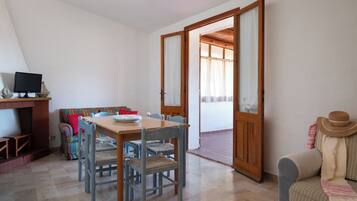 Apartment | Private kitchen | Fridge, oven, stovetop, coffee/tea maker