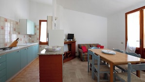 Apartemen | Dapur pribadi | Mesin pembuat kopi/teh, lemari es, oven, dan kompor
