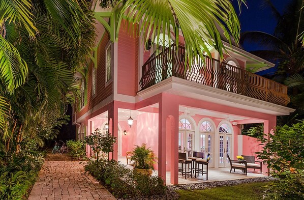 House - Waterfront Pink House With Private Dock Pool (Captiva)