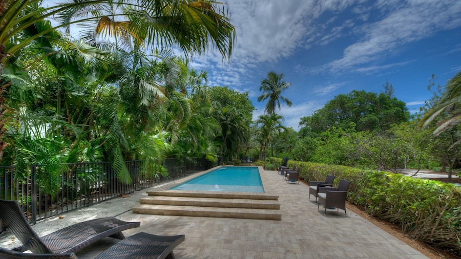 Waterfront Pink House With Private Dock Pool