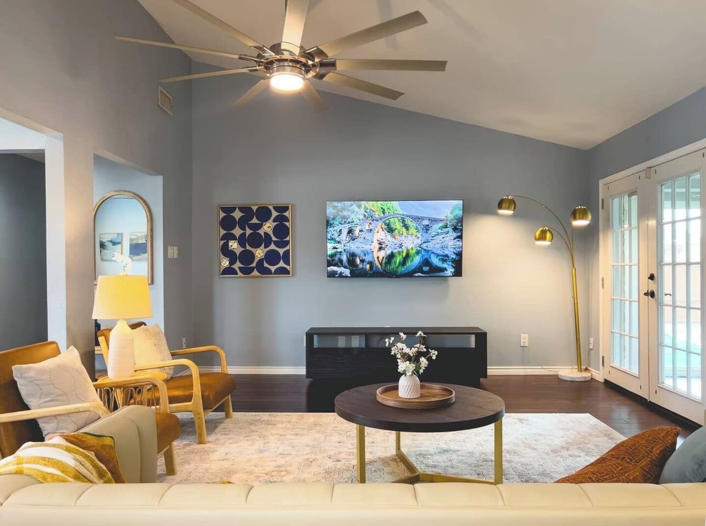 This house is a 3 bedroom(s), 2 bathrooms, located in Plano, TX.