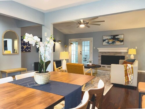This house is a 3 bedroom(s), 2 bathrooms, located in Plano, TX.